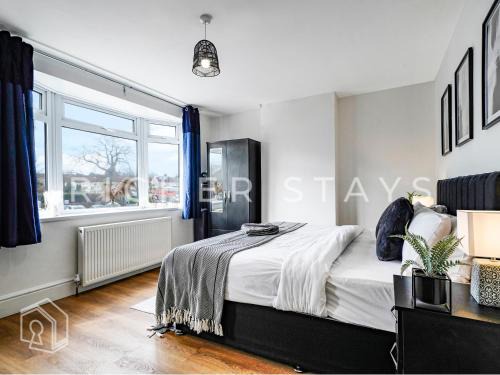 Watford Casa | Watford Large 5BR Home - Contractors & Families