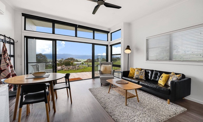 East Jindabyne Cabina | Wattle Eco Lodge at Peak View Farm