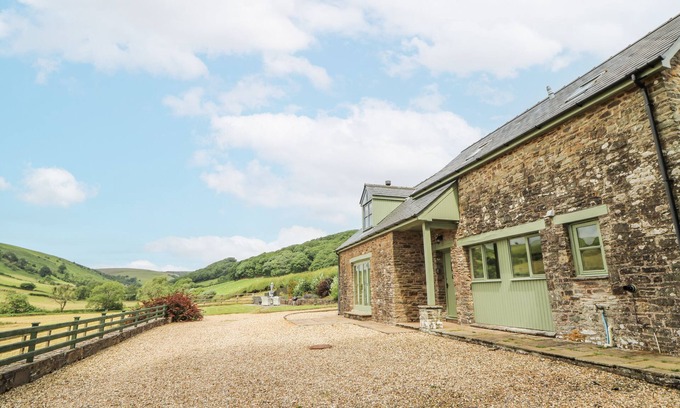Brecon Cabaña | WAUN YSCIR, pet friendly, with hot tub in Brecon