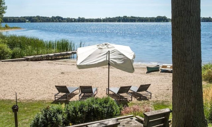 Waupoos Casa | Waupoos Beach Commons: Sleep 16+Kayaks, Bikes+more
