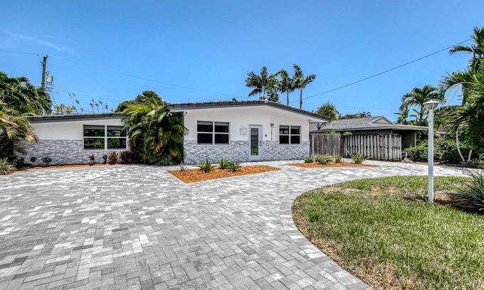 Coral Shores Casa | Wave n' Palm | House in Fort Lauderdale with turquoise pool