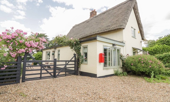 Weybread Cabaña | WAVENEY COTTAGE, pet friendly, character holiday cottage in Harleston