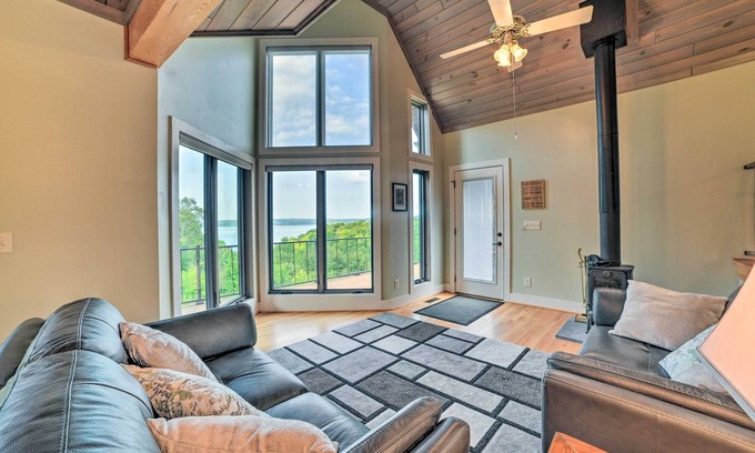 Waverly Casa | Waverly Home w/ Hot Tub ~ 1 Mi to Lake Access!