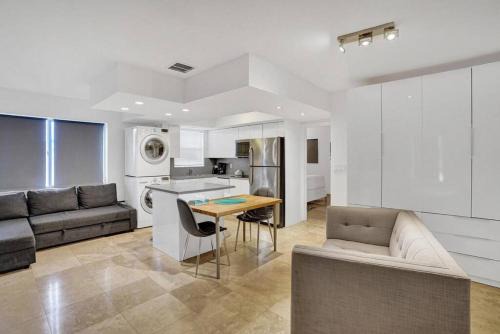 Pompano Beach Apartamento | Waves Beach Town 2BR Apartment With Balcony