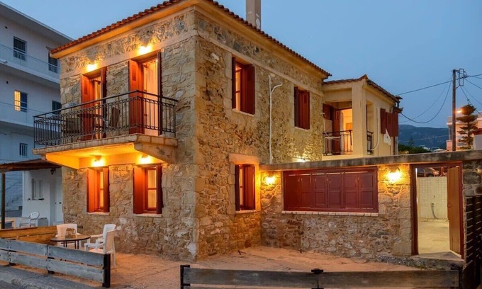 Avia Casa | Lujosa villa de piedra en la playa