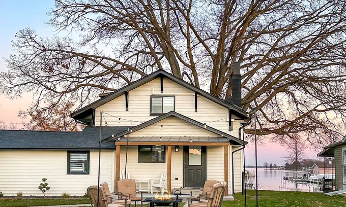 Syracuse Casa | Wawasee Lake Channel Cottage Newly Renovated
