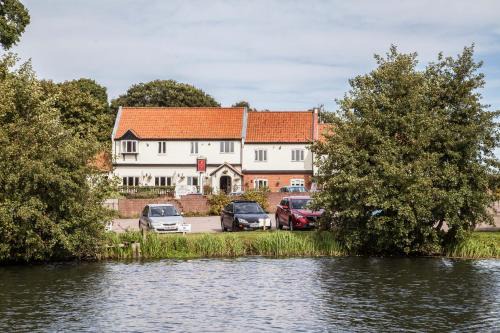 Irstead Casa | Wayford Bridge Inn Hotel