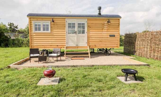 Uffington Cabaña | WAYLANDS, pet friendly, with open fire in Uffington