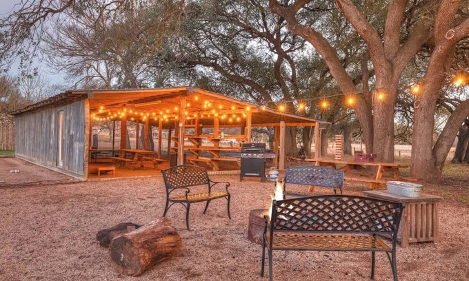 Fredericksburg Cabaña | Waylons House-hot Tub Shared Party Barn With Games