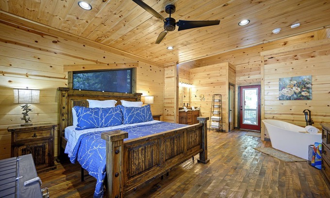 Broken Bow Cabina | Waymaker, Couples, Hot Tub, Firepit, Soaker Tub