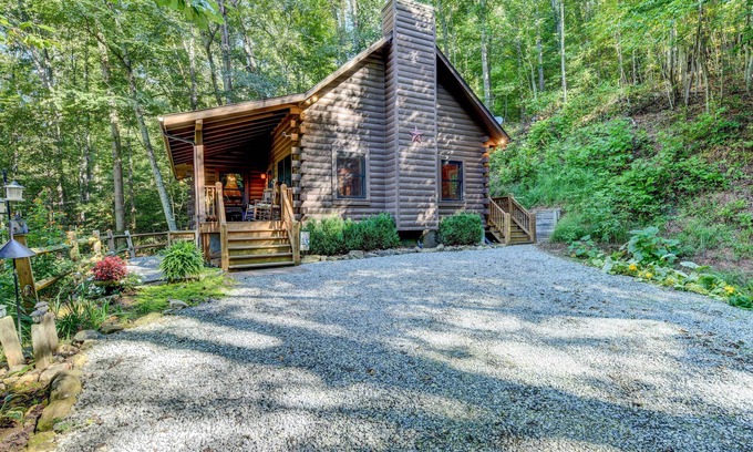 Waynesville Cabina | Waynesville Cabin w/ Covered Deck & Fire Pit!