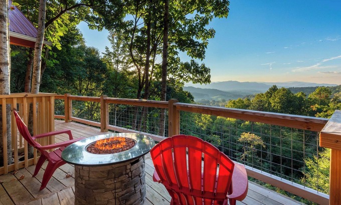 Waynesville Cabina | Waynesville Romantic Hideaway w/ Private Hot Tub