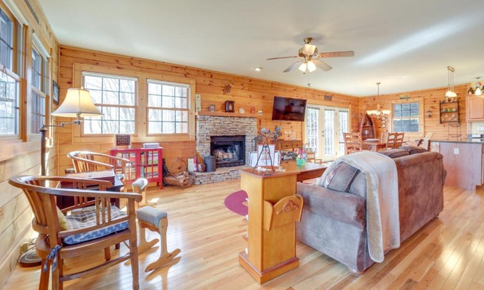 Settlers Ridge Casa | Waynesville Vacation Rental with Mountain Views!