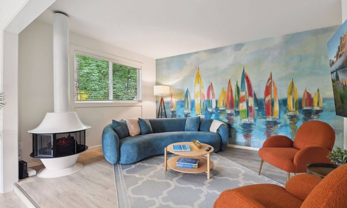 Wayzata Casa | Wayzata Colorful Home w/ Office!