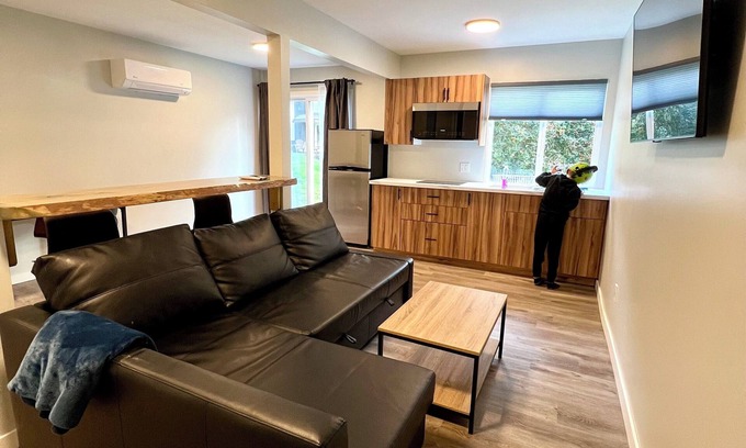 Port Alice Apartamento | WC Oceanside 1 Bedroom 1 Bathroom Apartment with Patio Doors to Courtyard