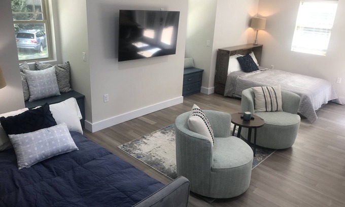 State College Apartamento | WE ARE! 2 miles to Beaver Stadium! Private Deck-Grill
