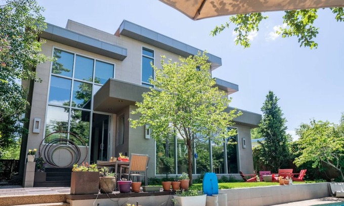 University Park Casa | We are two artists who enjoy sharing our home to caring and curious guests!