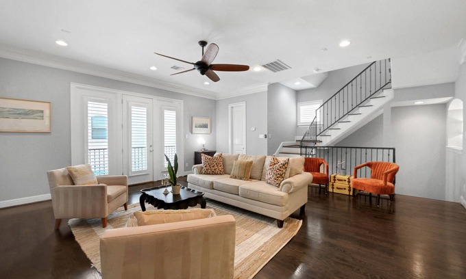 Shady Acres Casa | We Have Electricity! Luxury Home in The Heights! Pet Friendly, Sleeps 8