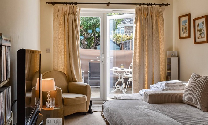 Hayling Island Cabaña | We love the apartment set within 1 mile of Hayling Islands foreshore and an ideal base to explore th
