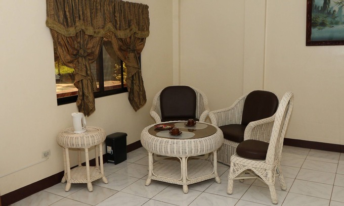 Calamba Casa | Ofrecemos alojamiento en hotel de primera clase con restaurante, bar y área de funciones.