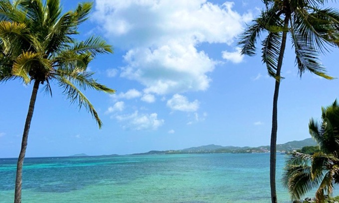 Estate Golden Rock Condominio | WE SHELL SEA - 2 bed / 2 bath beachfront condo- beach and pool.
