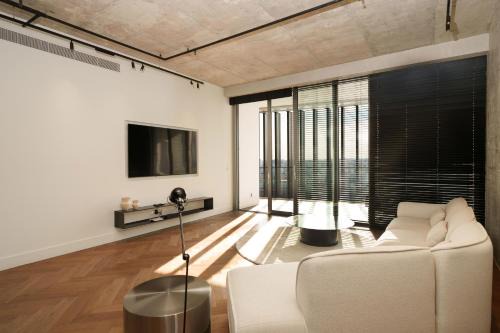 City Centre Apartamento | WealthyStays 2BR Flat, Gym, 11th Floor, Nicosia City Center
