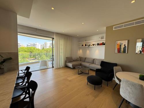 Acropolis Apartamento | WealthyStays Parkside Residence