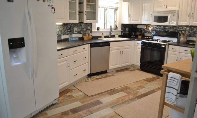 Midway Casa | Weathered - 1 mile to Sunbury Boat Ramp & 35 min to Historic Savannah