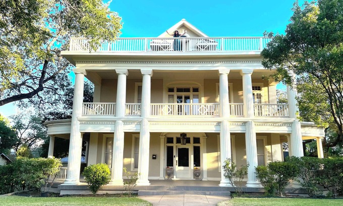 Monte Vista Casa | 👰🏻🤵🏽Wedding Groups up to 20: 3-Story Mansion near Downtown 2 Balconies 💒