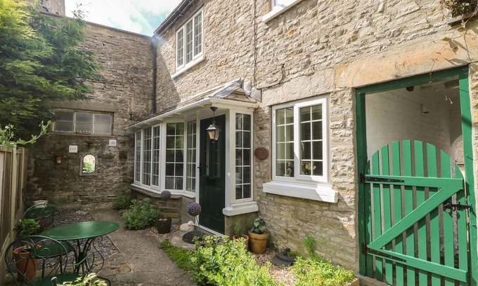 Middleham Cabaña | WEDGEWOOD COTTAGE, pet friendly, with open fire in Middleham