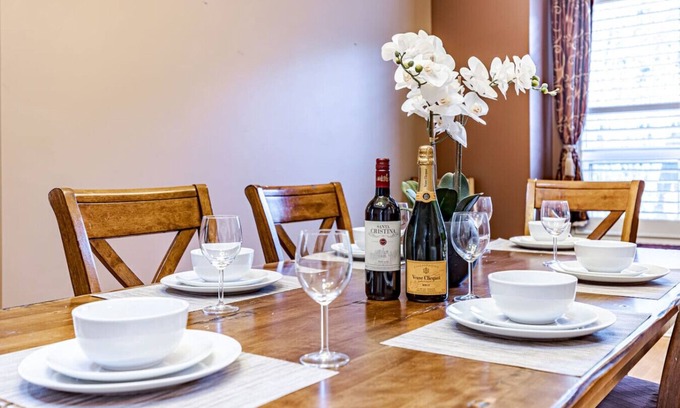 West Edmonton Apartamento | Luxury Escape, A/C, Ping-Pong, 👨‍👩‍👧‍👦 Friendly, BBQ, Heated Garage