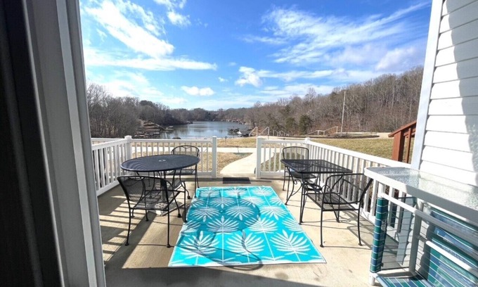 North Shore Condominio | Stripers Landing-Smith Mountain Lake, VA Waterfront, Sunset View from Patio!