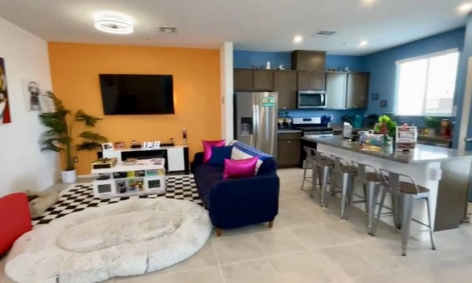 Midway Casa | Weekend at Bernie's: Bernie's Vegas Pad