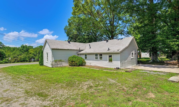 Cornelius Cabaña | Fish & Golf: Home w/ Yard in Downtown Cornelius