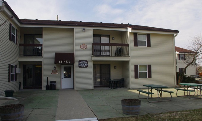 Oconomowoc Condominio | ¡Alquileres por noche, semanales y mensuales disponibles - Unidad de 2 dormitorios / 2 baños!
