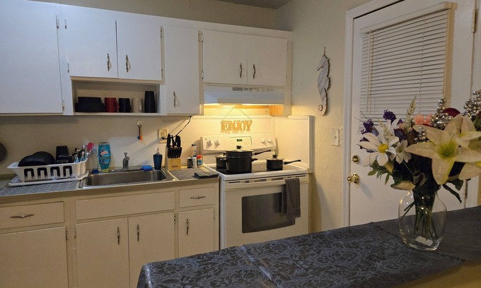 West Little River Cama Y Desayuno | Weekly and monthly specials available! Male Only!