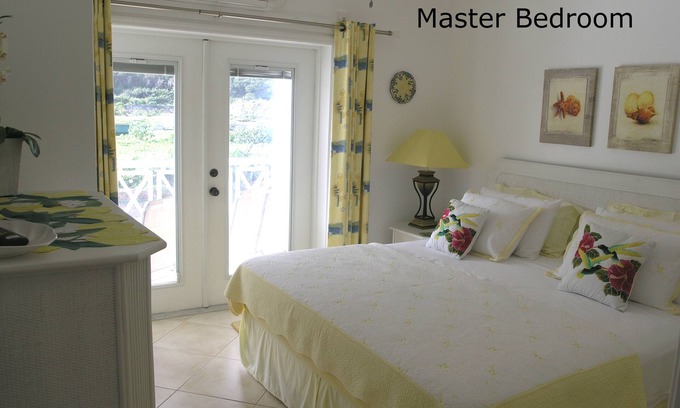Frigate Bay Apartamento | ** Tasa de descuento semanal ** - Hermoso condominio frente al mar