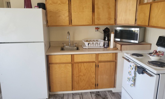 Bay VIew Addition Cabaña | 1300 P/ M 377p/wk 10 mi to Beach, Big yard & Parking, Pet Friendly & Super CLEAN