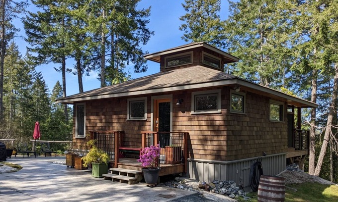 Lund Cabaña | Weekly Rentals Lund Cottage close to the Harbour/Powell River