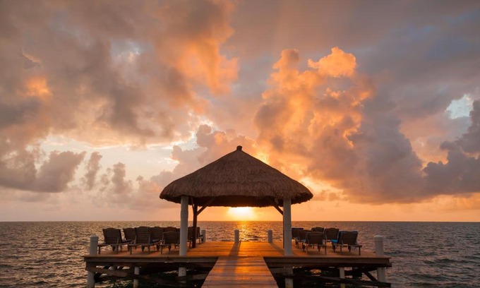 Cayo Corker Hotel | Weezie's Ocean Front Hotel and Garden Cottages
