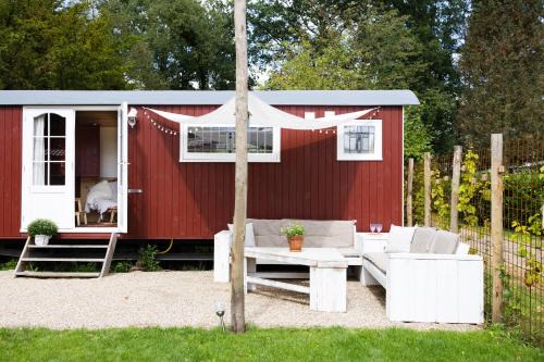 Epe Casa | Wegdromen op de Veluwe in romantische rode pipowagen