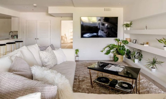 Norma Triangle Condominio | WEHO PENTHOUSE walking to bars, restaurants, clubs