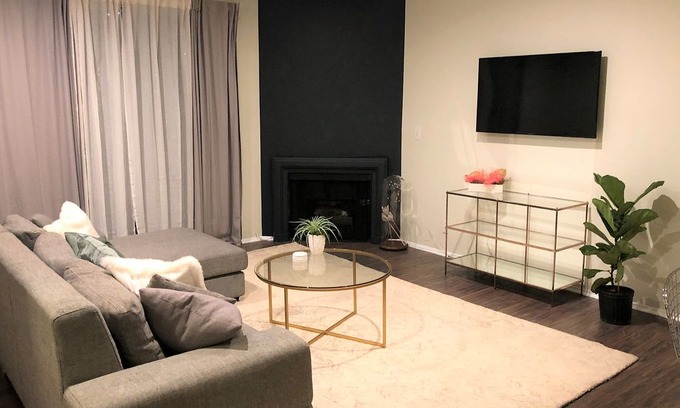 Norma Triangle Apartamento | WeHo Sunset Strip 2bd+2ba w/ Dual Master Suites + reserved Parking +Balcony