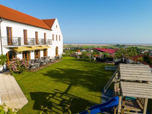 Jois Casa | Weingut & Gästehaus zum Seeblick - Familie Sattler