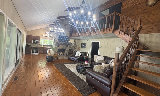 Leesburg Casa | Weiss Lake Front Sleeps 17 with a Golf-cart and Sunset Views