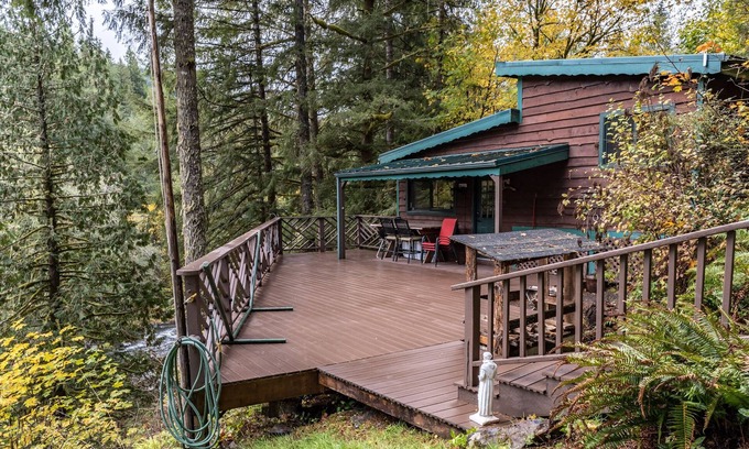 Kalama Cabina | Welch Cabin <A License to Chill>. we love dogs