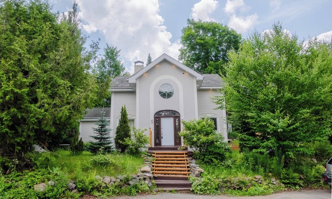 St-Adolphe-d'Howard Chalet De Esquí | Welcome to our charming cottage in Saint-Adolphe-d'Howard!