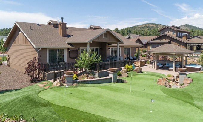 Williams Casa | Hermosa casa a estrenar! Completa con tu propio putting green.