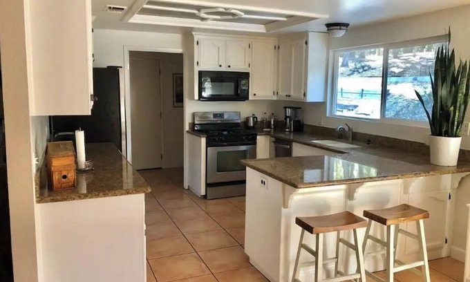Atascadero Casa | Welcome Inn: Family Friendly Oasis among the Oaks in Wine Country