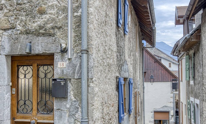 Menthon-Saint-Bernard Casa | Welcome to Les Volets Azur, a lovely fully renovated village house, ideal for a romantic getaway in the heart of Menthon-Saint-Bernard. Nestled between lake and mountains, this cozy home offers a peaceful and warm atmosphere.